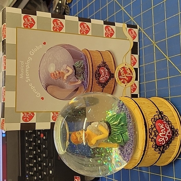 I Love Lucy Grape Stomping Globe Music Show Theme 6" - Picture 1 of 10